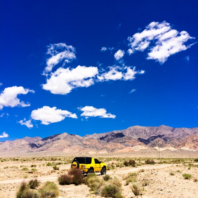 胡学峰-车在戈壁